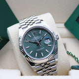 Rolex Datejust 41 Grün Motif - 126334 - LC100 02/2023 - Neuwertig/Teilverklebt - Discontinued - Full Set